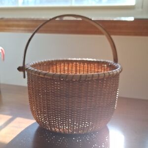 Woven Brown Basket, Nantucket Style Round Woven Basket With Wooden Handle